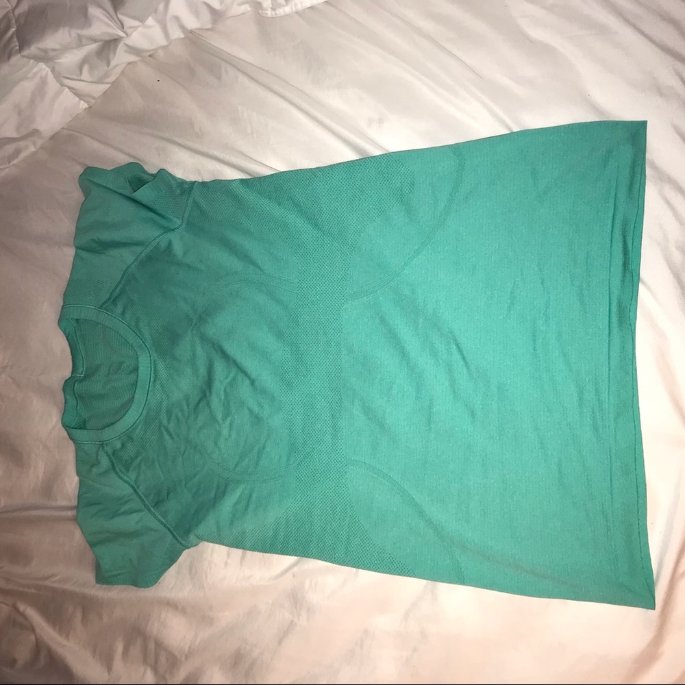 LULULEMON TEE *FREE GIFT*